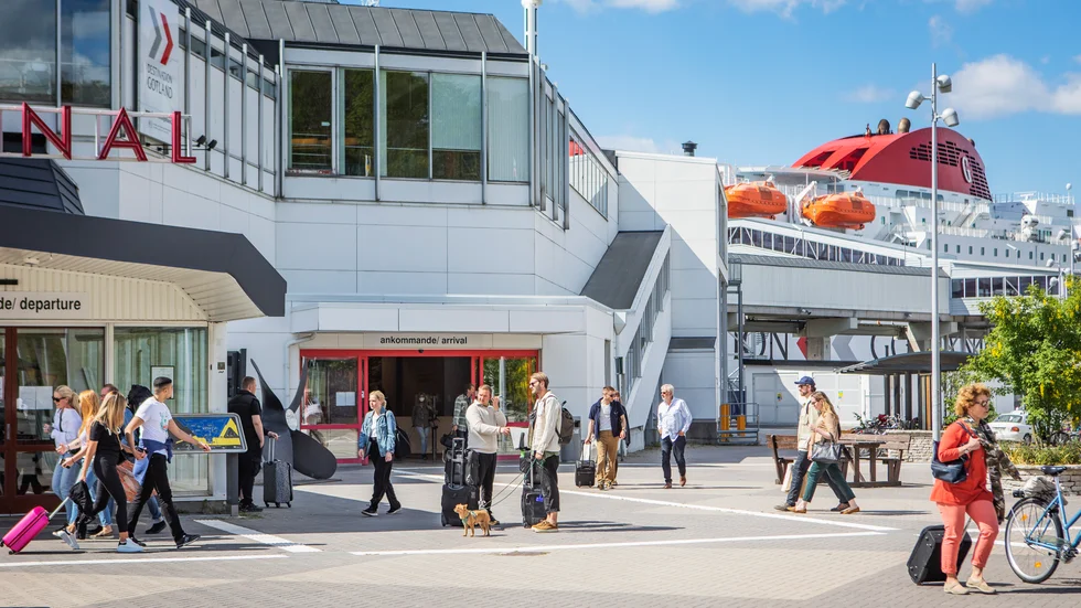 De senate veckorna har 17 av de 53 personer som testat positivt för covid 19 på Gotland inte varit folkbokförda på ön. De får av läkare besked att det krävs minst två symptomfria dagar innan man kan resa hem.