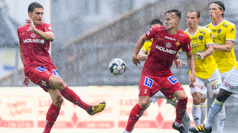 Rasmus Lauritsen och Henrik Castegren hade det jobbigt i första halvlek. 
