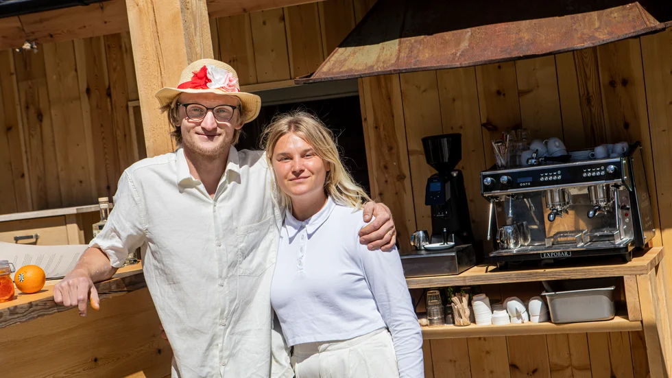 Ludvig af Winklerfelt och Elvira af Winklerfelt är syskonen som öppnat upp restaurangen Snack Mat och Bar på Snäck Camping. Här vill man servera hållbar mat på ett coronasäkert sätt.