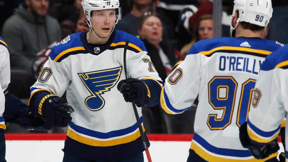 Oskar Sundqvist spelar i St. Louis Blues, där flera spelare blivit smittade av coronaviruset.