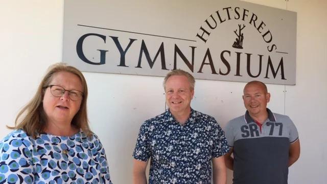 Lena Eckerberg är utvecklingschef på Energikontor Sydost, som ska synliggöra energiförbrukningen på gymnasiet, i syfte att påverka vanor och beteende. "Ska bli mycket intressant att följa", säger kommunens Mikael Pettersson och Mattias Westrin.