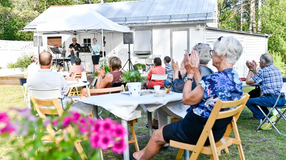 Janne Lindberg på piano, Peter Markgren, trumpet och Hanna Markgren, flöjt och sång, stod för underhållningen. Arrangörer för kafékvällen var Janne och Sara Lindberg tillsammans med barnen Molly, Måns, Harry och Sally.
