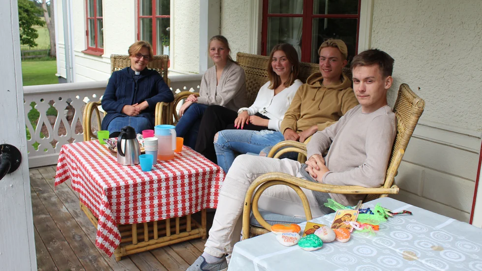 Regnet fick Sara Olofsson, dottern Judit och sommarjobbarna Frida Andersson, Linus Hedlund och Pontur Andersson att flytta in under tak.  