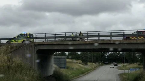 En bilist har kört in i mitträcket på E22 utanför Gusum.