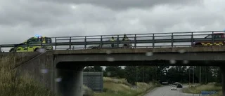 Personbil körde in i mitträcke på E22