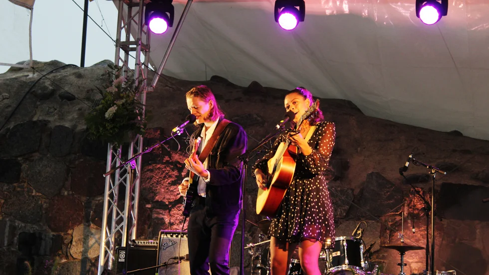 Direkt från Hulta. Adam Dimpker och Mollie Minot på scen."Det är främst Martins låtar vi spelar ikväll, och det är även hans gitarr jag spelar på." – Mollie om det snabba inhoppet för Martin Dimpker.