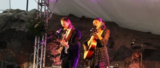 Visans "Walk of Fame" invigs med gratis konsert i ruinen – lokal duo hyllar sju visartister