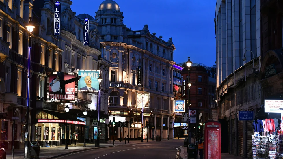 Shaftesbury Avenue i Londons teatercentrum West End ligger öde. Den 1 augusti kan dock de brittiska teatrarna slå upp portarna för publiken igen.