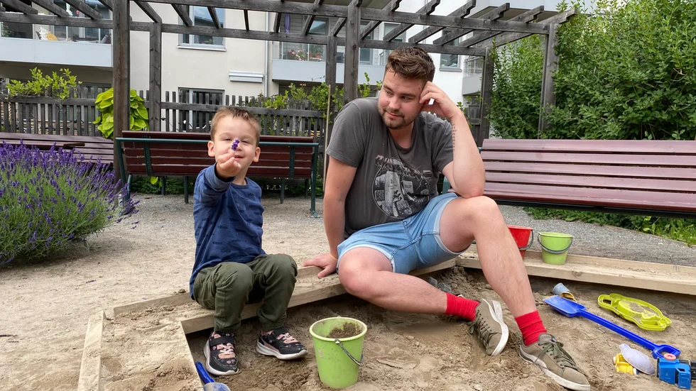 "Det är kul med så olika stilar på husen. Här finns till exempel ett höghus i mörkt tegel som ger lite New York-känsla". Det säger Axel Persson som på bilden är  tillsammans med sonen Gösta.