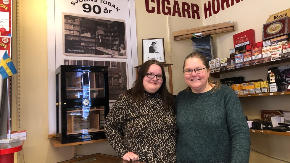 Josefin Motin och Jenny Sjölin är glada över att återigen få möta sina kunder, efter en att ha haft stängt i en vecka.