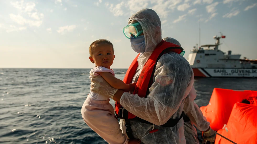 Turkiska kustbevakningen under en räddningsaktion i Egeiska havet. Grekland anklagas för att tvinga båtarna med människor tillbaka ut till havs för att hindra dem att söka asyl.