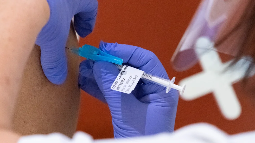 "Jag blir arg, frustrerad och rent ut sagt förbannad när jag hör om dessa chefer som går före i vaccinationskön!" skriver insändarskribenten.