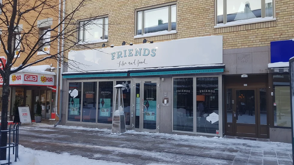 Friends på Storgatan har stängt igen på grund av för få gäster. Orsaken är givetvis pandemin. Men nu planerar ägarna att öppna med begränsade öppettider.
