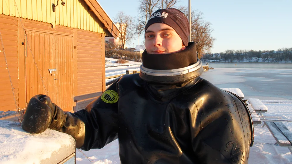 Isac Täfvander, veckopendlare från Ångermanland, räknar med att ligga kvar i Mälarens vatten i minst två veckor till. Arbetet kan dock bli upphackat om kylan håller i sig.