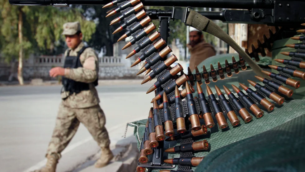 En polis passerar en vägspärr i Jalalabad i Afghanistan. Arkivbild.