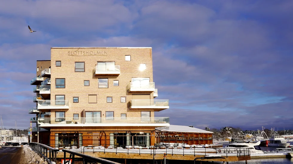 Insändarskribenten anser att det finns fler "kvarnstenar som tynger" i Västervik. Slottsholmen, till exempel. "Sida upp och sida ner för att försöka hindra eller försena förskönandet av denna stadsdel."