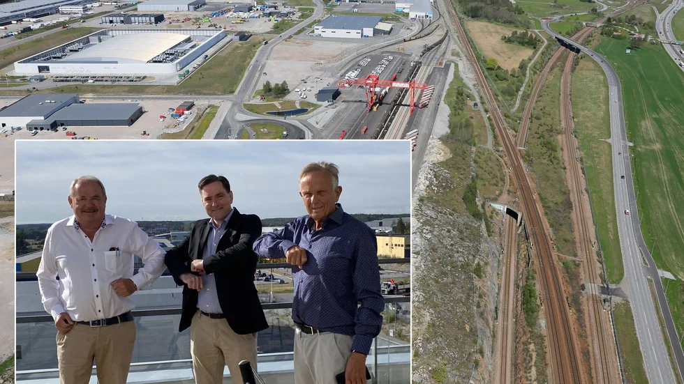 Ett pandemianpassat "handslag" mellan vd Jan Persson och affärsutvecklare Owe Eklund från Kilenkrysset, med Train alliance styrelseordförande Otto Persson i mitten. Bakom: Stockholm Nord i Rosersberg.