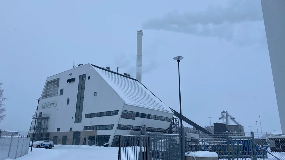 Fjärrvärmeverket på Tallholmen i Vimmerby producerar värme och el på högvarv i kylan.
