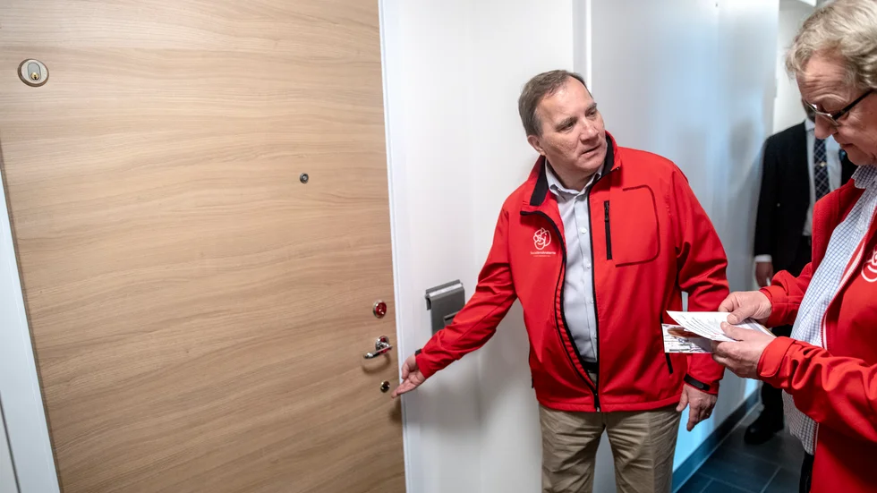 Stefan Löfven, malplacerad vid en stängd dörr.