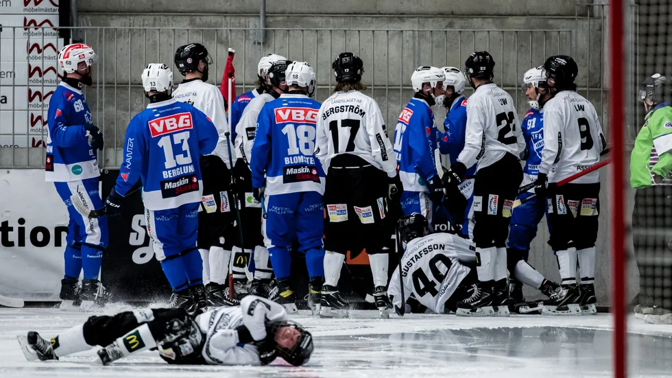 Siriusspelaren Oscar Qvist vrider sig i plågor efter att ha fått Vänersborgsspelaren Edvin Isaksson klubba över halsen. Därav bråket vid hörnflaggan i bakgrunden.