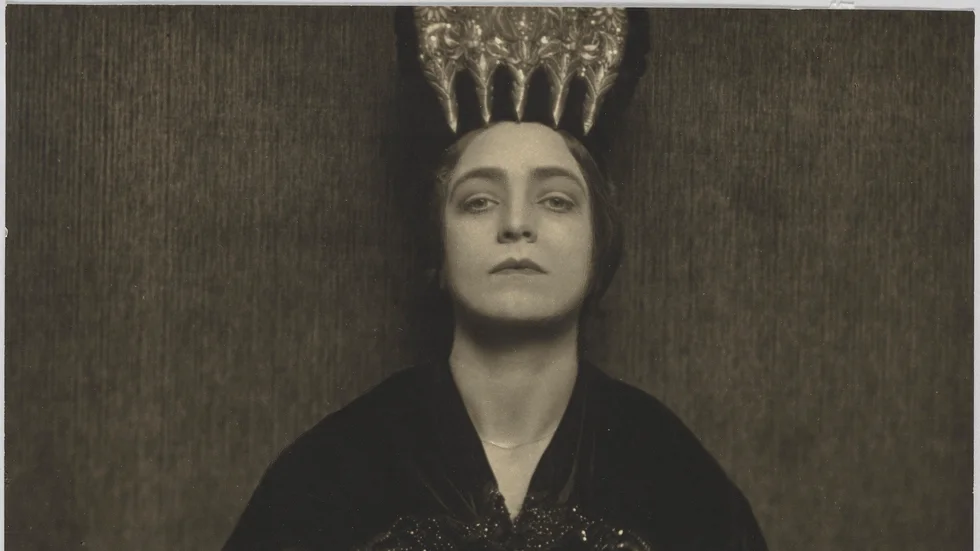 Ett fotografi av Jenny Hasselqvist (1894-1978), balettdansös och skådespelerska. Pressfoto.