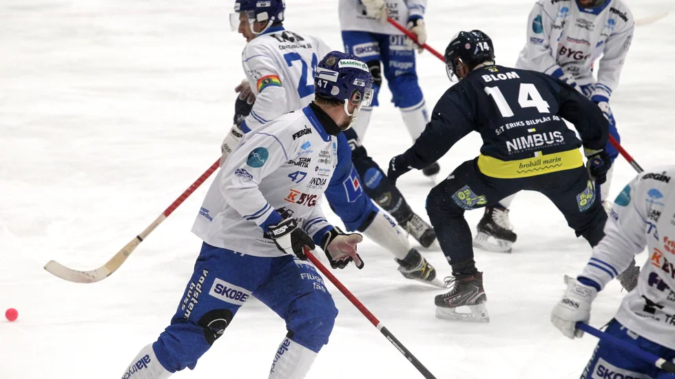 IFK Motalas lagkapten Fredrik Lönn är skäret före Tellusbacken Lucas Blom. Motalalaget trampade gasen i botten i andra halvlek och tog två nödvändiga poäng.