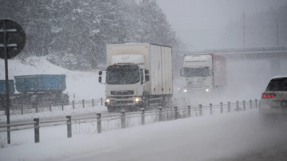 SMHI varnar för att helgens snöfall kan ställa det till på länets vägar.