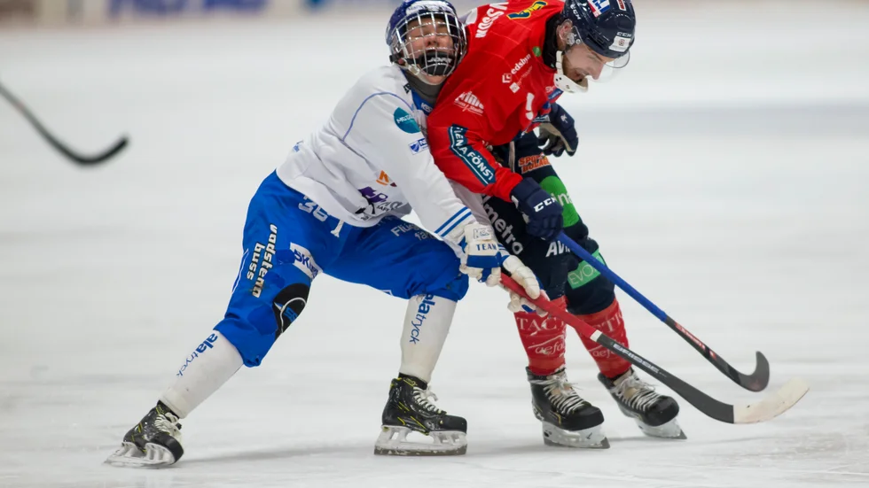 Nicklas Ögren föll och åkte in i sargen bakom målet på träning och ådrog sig en fraktur på skulderbladet. Minst sex veckor kommer han nu vara borta. 