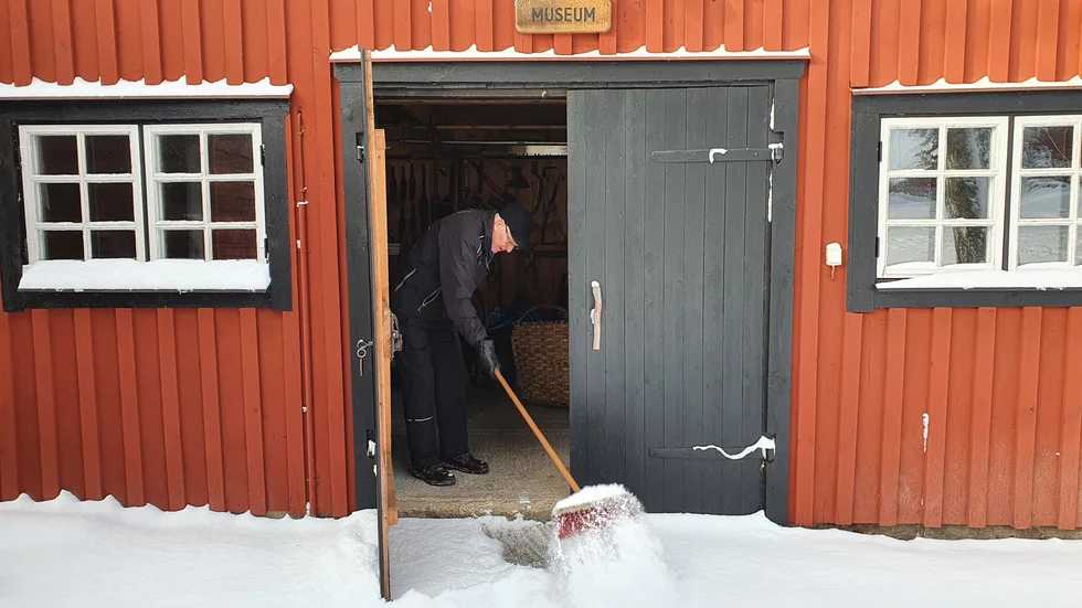 Arne Hultqvist sopar snö framför Vånga Hembygdsgårds museum. Coronapandemin satte stopp för all publik verksamhet 2020, men föreningen har jobbat på med underhåll av hembygdsgårdens hus. 