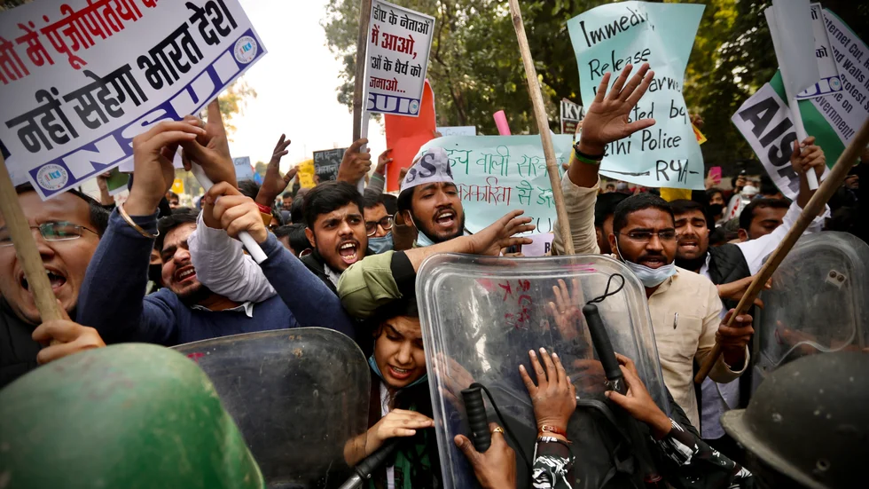 Säkerhetsstyrkor trycker tillbaka demonstranter som visar sitt stöd för bondeprotesterna i New Delhi tidigare i veckan.