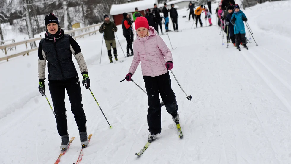 Skidtränaren Emma Forsling och Amanda Holmberg på väg mot uppvärmningen.