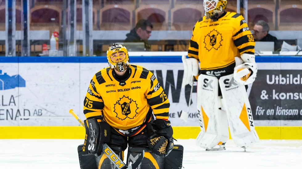 Arvid Söderblom, till vänster, får chansen mellan stolparna i matchen mot Oskarshamn.