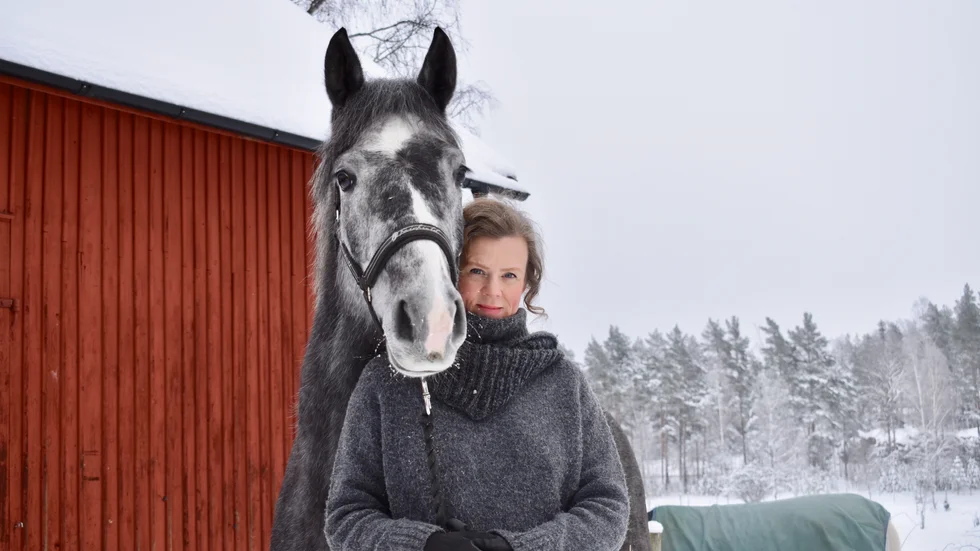 Författaren Gertrud Hellbrand med en av familjens hästar på Vikbolandet. Hennes femte bok, "Dragoner", utspelar sig i ridsportmiljö i Östergötland.