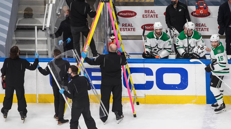 Plexiglasen bakom spelarbåsen ska monteras bort då NHL skärper sina coronaföreskrifter. Arkivbild.