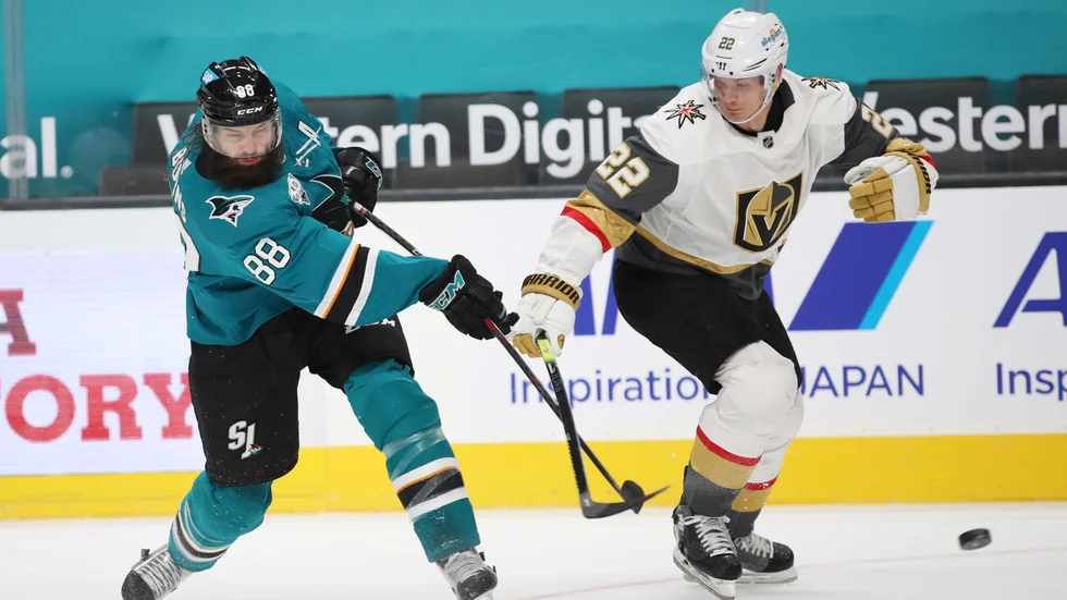 San Jose Sharks Brent Burns gör ett skottförsök under första perioden i hemmapremiären.
