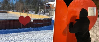 Skolbarnen överraskades med hjärtlig rebellkonst: "Behövs mer kärlek"