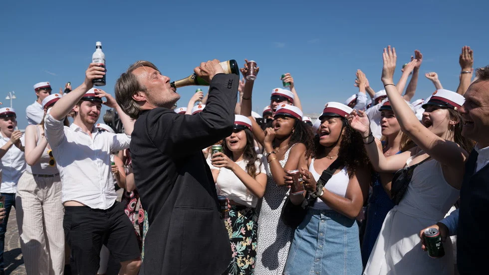 Mads Mikkelsen har hyllats och nu även prisats för sin roll i Thomas Vinterbergs film "En runda till". Pressbild.
