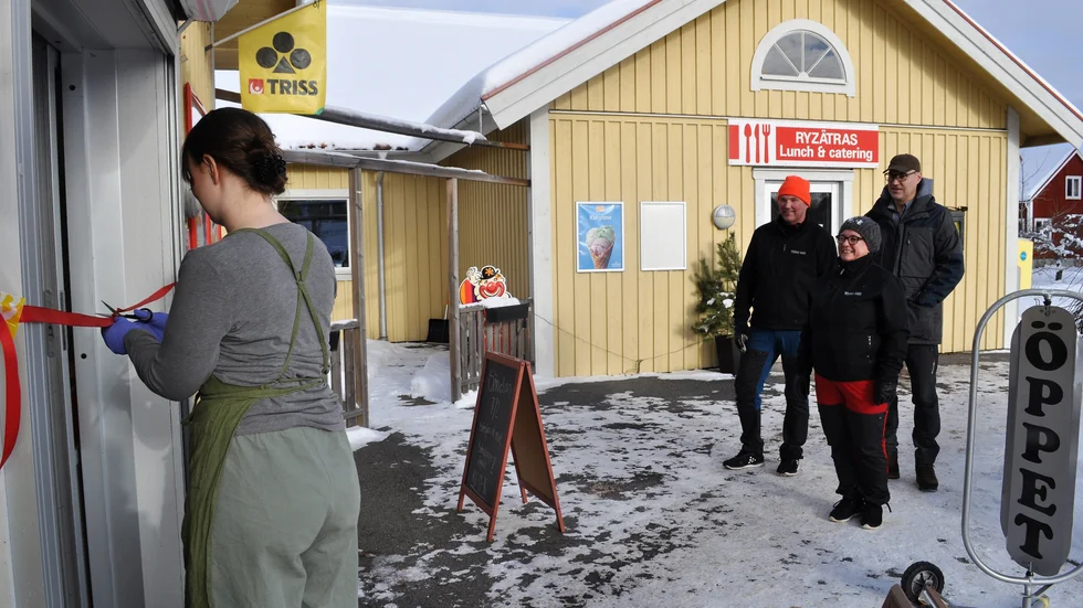 Julia Hörnequist klipper banden för de första kunderna på söndagen. Ulrika Asp Malm, Anders Malm och Patrik Wigelius väntar tålmodigt.