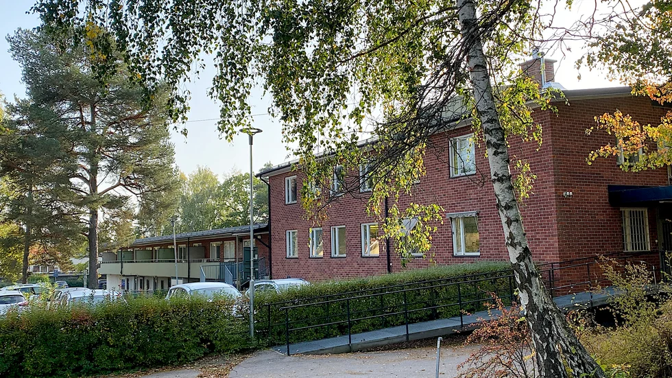 Åsundagården omvårdnadsboende i Hummelsta stänger den 11 juni. Boende och personal har fått erbjudande om platser och tjänster vid andra omvårdnadsboenden i kommunen.
