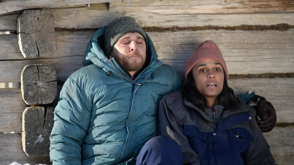 Snart börjar skotten smälla och David (Anastasios Soulis) och Nadja (Nanna Blondell) måste fly, förföljda av någon eller några som verkar fast beslutna att döda dem i "Red dot". Pressbild.