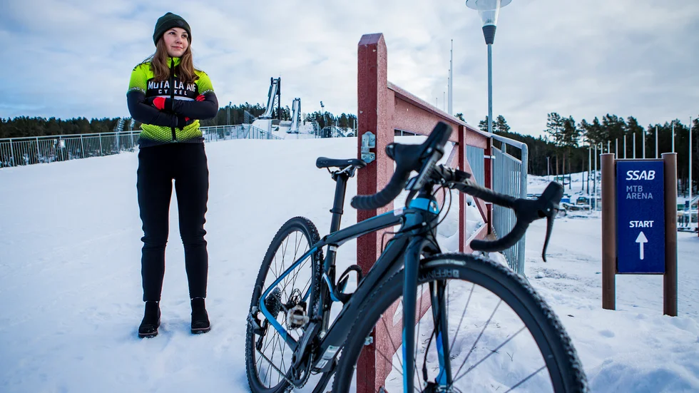 Amanda Mikaelsdotter längtar till våren så hon kan ge sig ut på stigarna kring skidstadion i Falun på Cykelcrossen. Den gren som efter under åren på Cykelgymnasiet i Falun kommit att fokusera mer på.