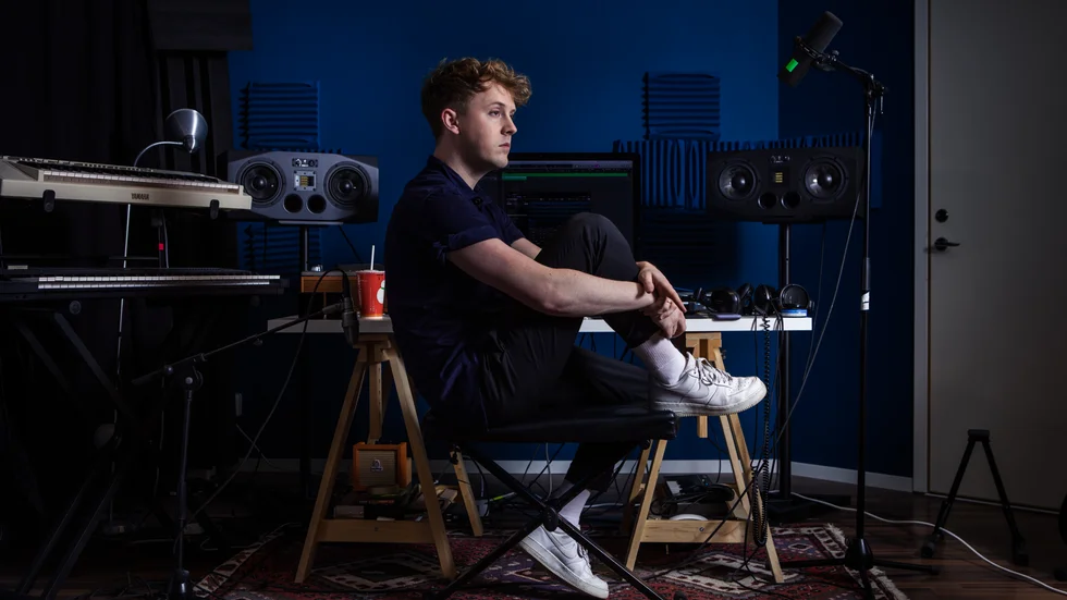 Anton Nessvi från Linköping är soloartist, låtskrivare och producent. Nu är han aktuell med låten "Mardröm".  