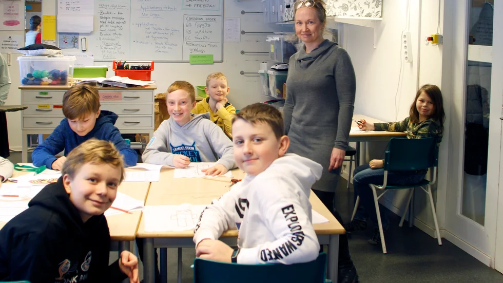 På sitt första besök hos klass 5C ses Heléna Gabriella Marklind tillsammans med bland andra Ted Kjörneberg och Emil Karlsson (som sitter närmast kameran).