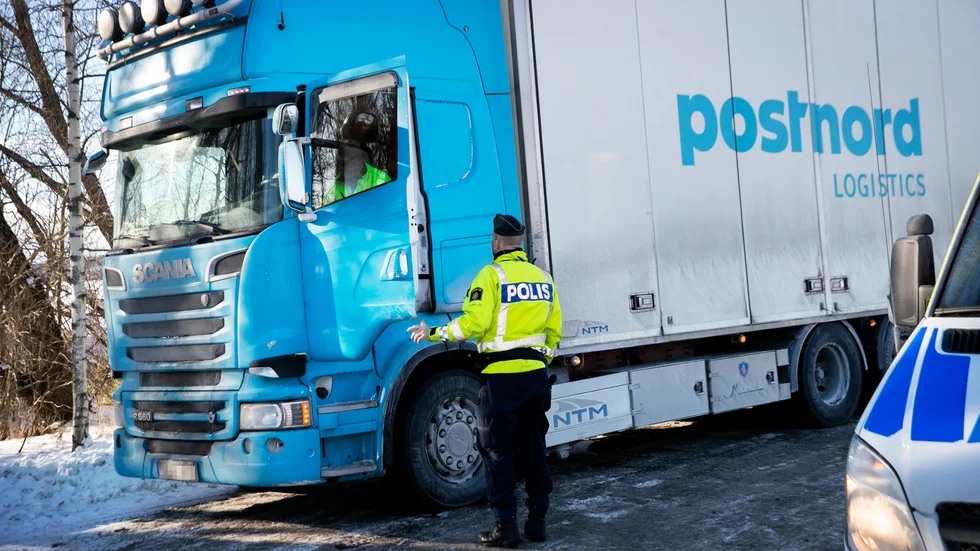 Jonas Höök, trafikpolis, kontrollerar den tunga yrkestrafiken.
