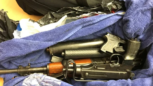 Vid en husrannsakan i ett förråd i ett lägenhetshus i Skiftinge påträffades 64 gram kokain, vapen och stora mängder ammunition.
