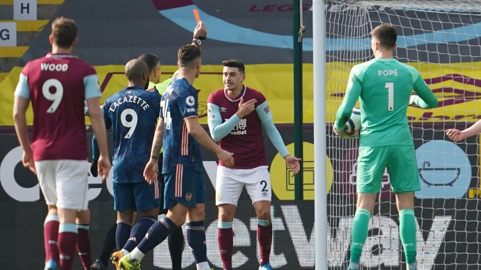 Burnleys Erik Pieters får rött kort, men efter VAR-granskning slapp han utvisning.