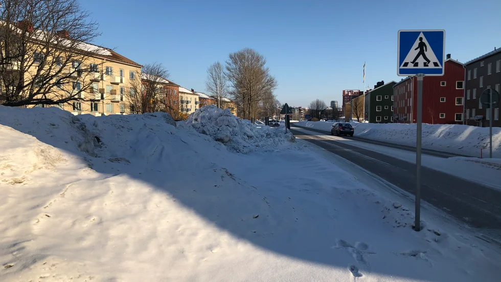 "Att sträckan av gång- och cykelvägen efter Sundsgatan, från Max-rondellen till Kolmilavägen inte har färdigställts tidigare, är snudd på skandal!", skriver insändarskribenten.