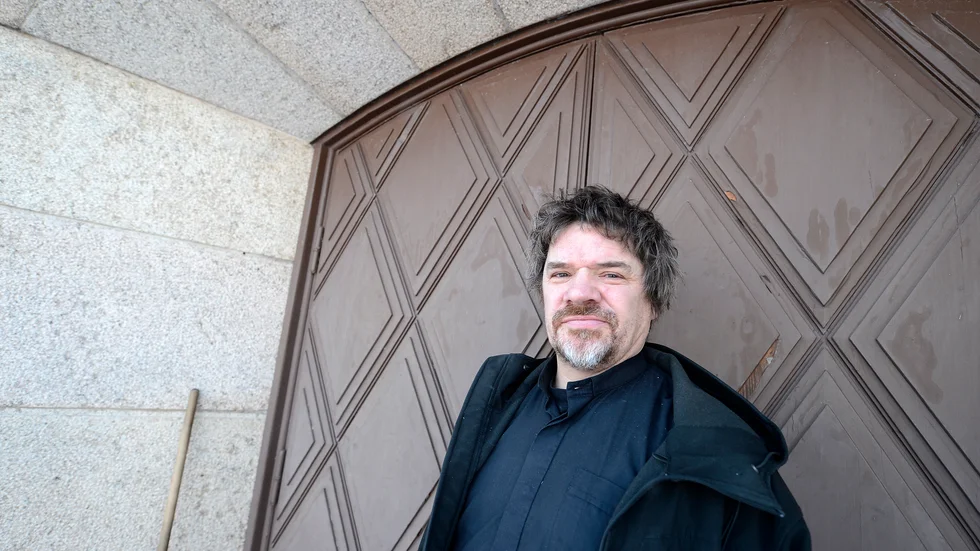 För sorgearbetet är det viktigt att få ta farväl. Samtidigt har inte restriktionerna konstruerats i ett ont syfte utan för att minska smittspridningen, säger kyrkoherden Mats Nygård. 
