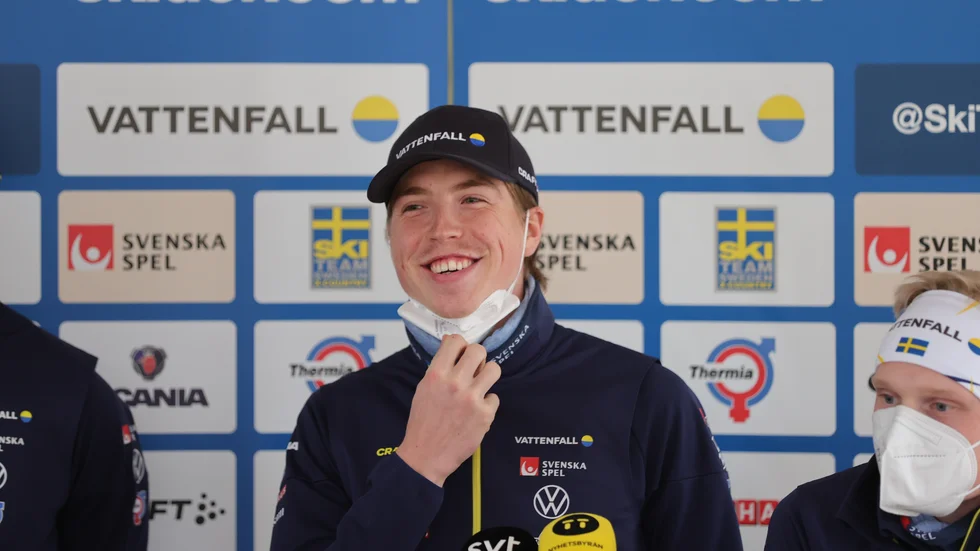 William Poromaa, numera utan mustasch, kör sistasträckan för Sverige i dagens VM-stafett.