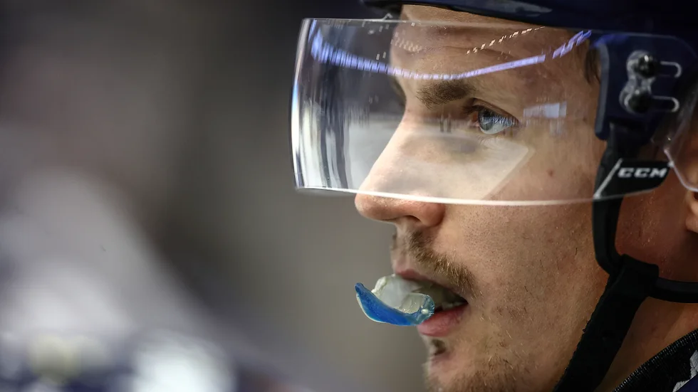 LHC-centern Markus Ljungh körde ett individuellt ispass på fredagsträningen och såg pigg ut. Dock är han fundersam över hur laget kunnat drabbas så hårt av skador som de gjort. "Jag har min egna slutsats men den håller jag för mig själv", säger Ljungh. 